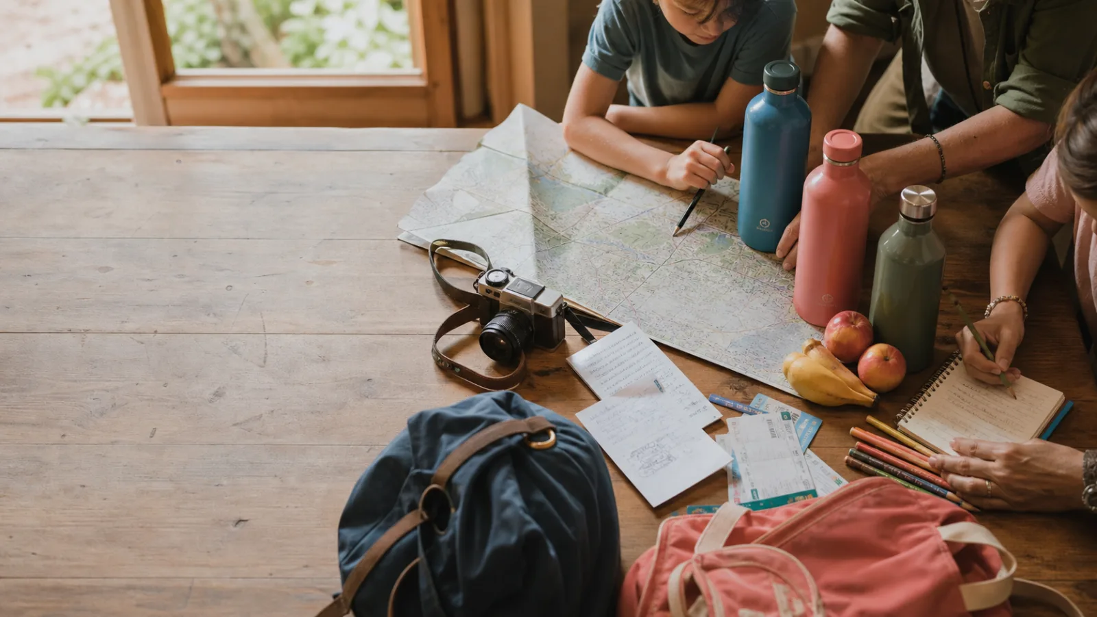 Préparation d’un voyage en famille autour d’une carte