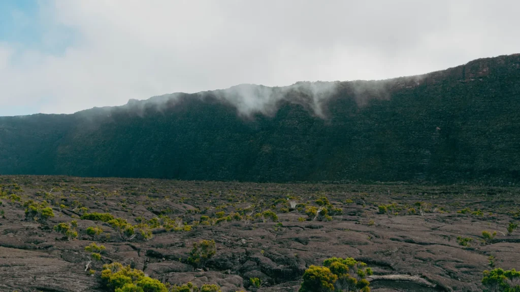 Reliefs volcaniques de La Réunion sous les nuages