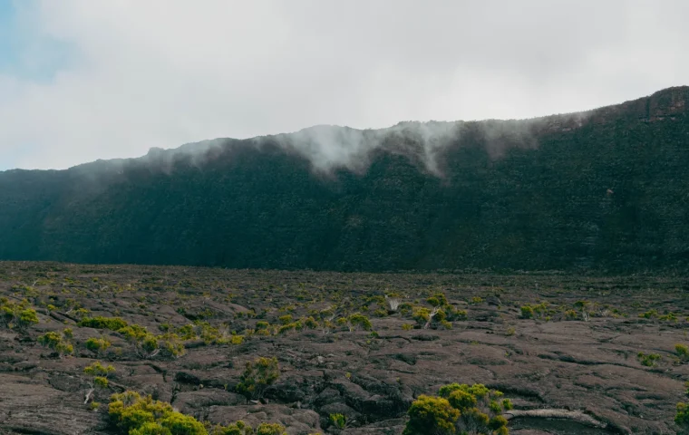 Reliefs volcaniques de La Réunion sous les nuages