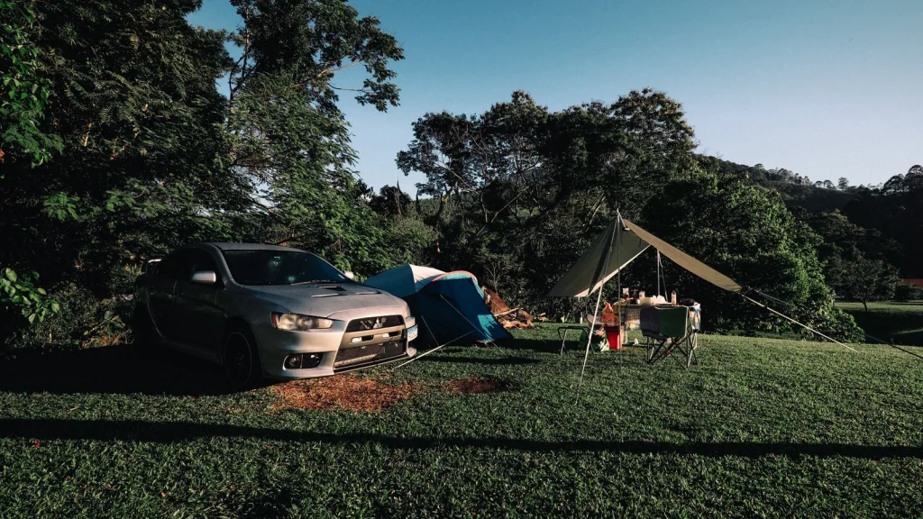 Paysage de voyage associé à camping car en famille