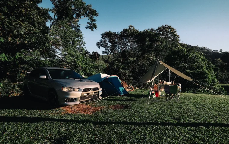 Paysage de voyage associé à camping car en famille