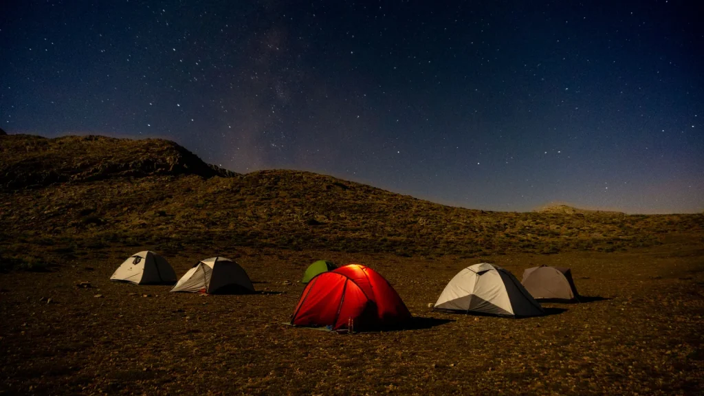 Campement installé dans le désert namibien