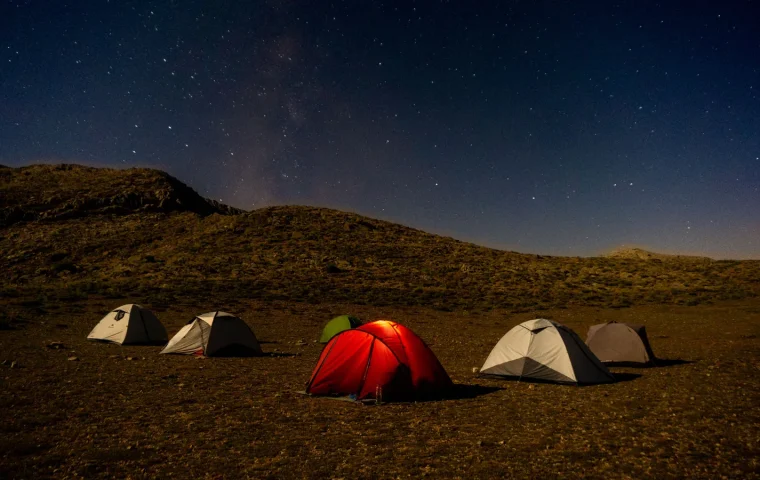 Campement installé dans le désert namibien