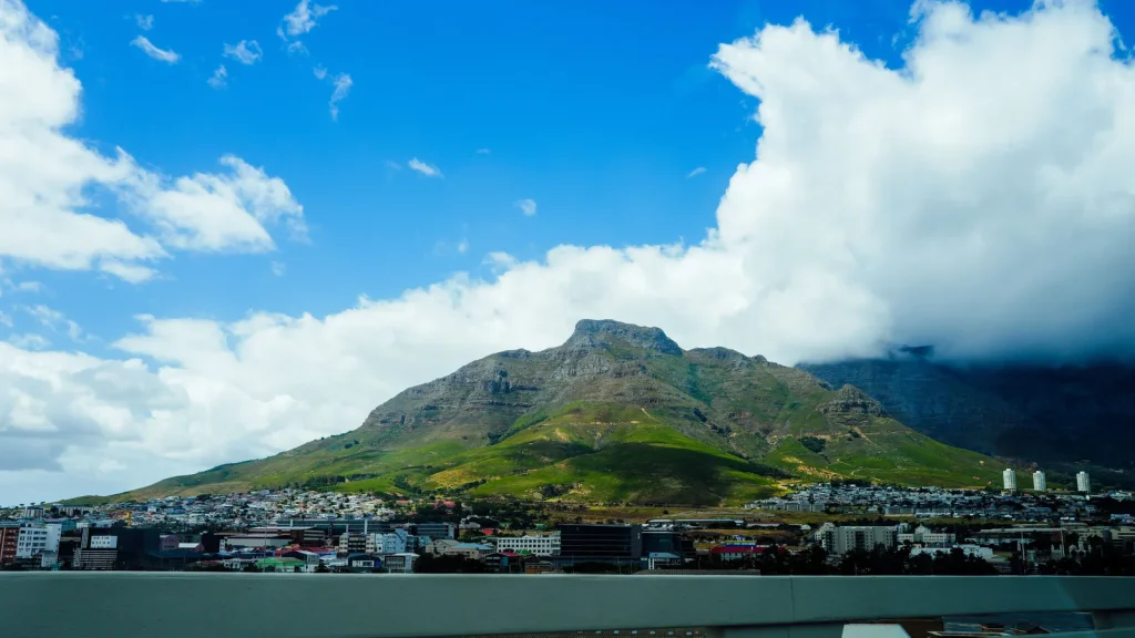 Table Mountain au-dessus des quartiers du Cap sous un ciel bleu