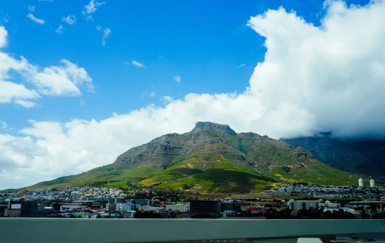 Table Mountain au-dessus des quartiers du Cap sous un ciel bleu