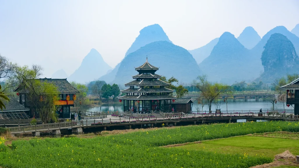 Pavillon traditionnel devant les reliefs karstiques de Yangshuo