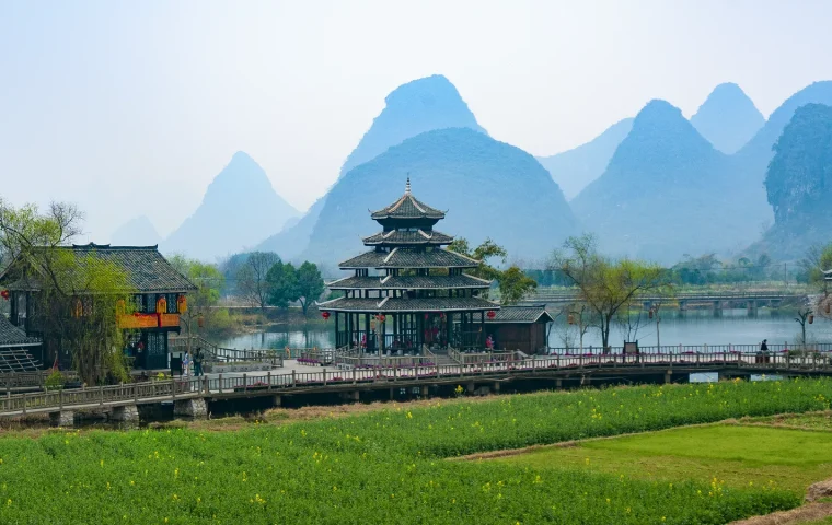 Pavillon traditionnel devant les reliefs karstiques de Yangshuo