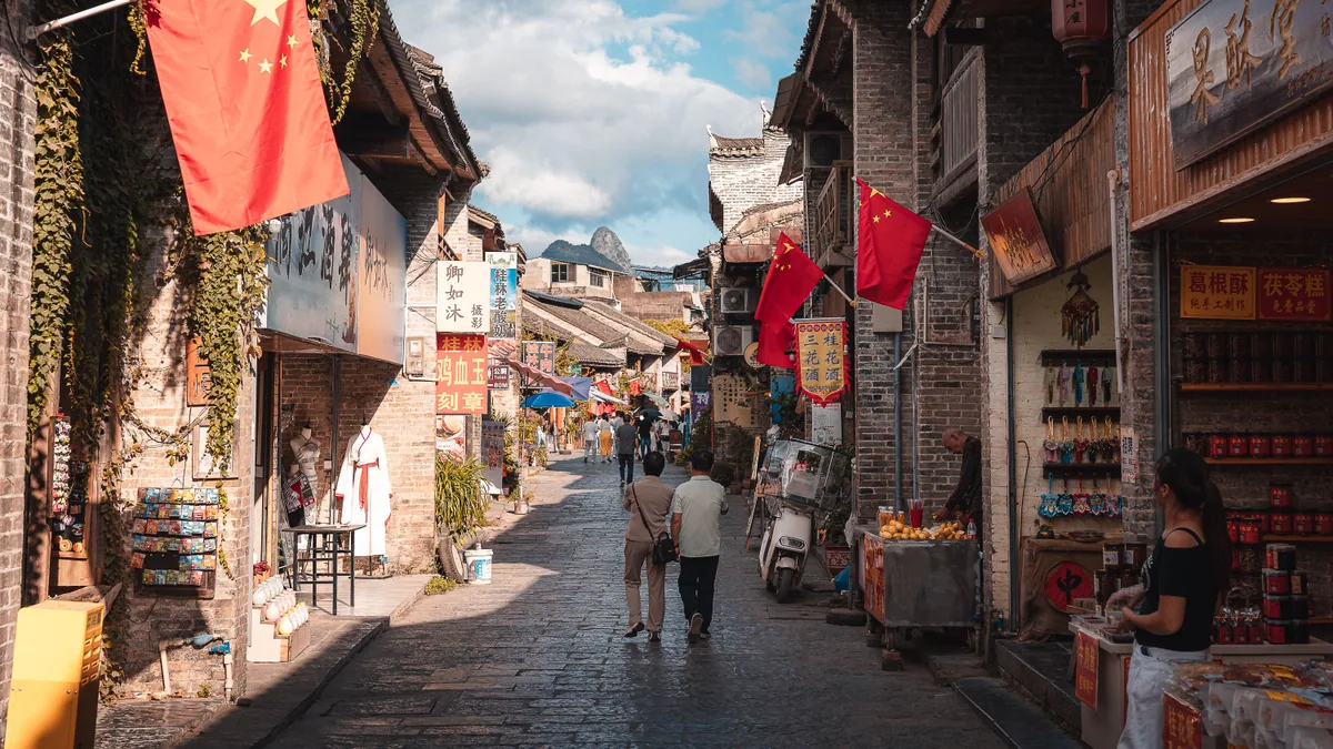 Rue ancienne de Xingping au milieu des montagnes karstiques