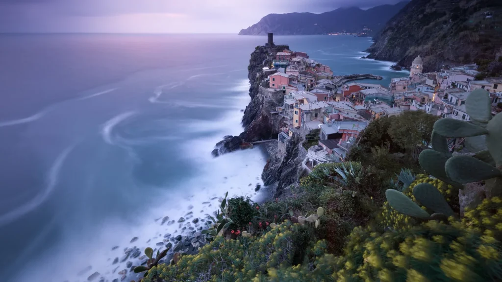 Vernazza au bord de la mer dans les Cinque Terre