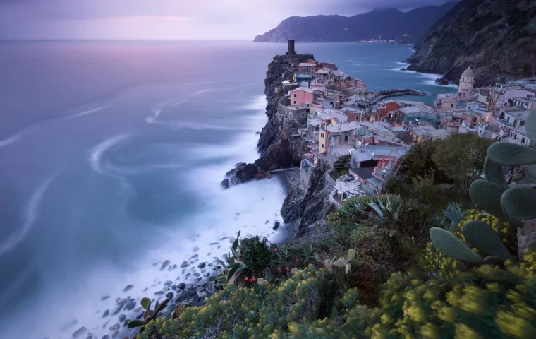Vernazza au bord de la mer dans les Cinque Terre