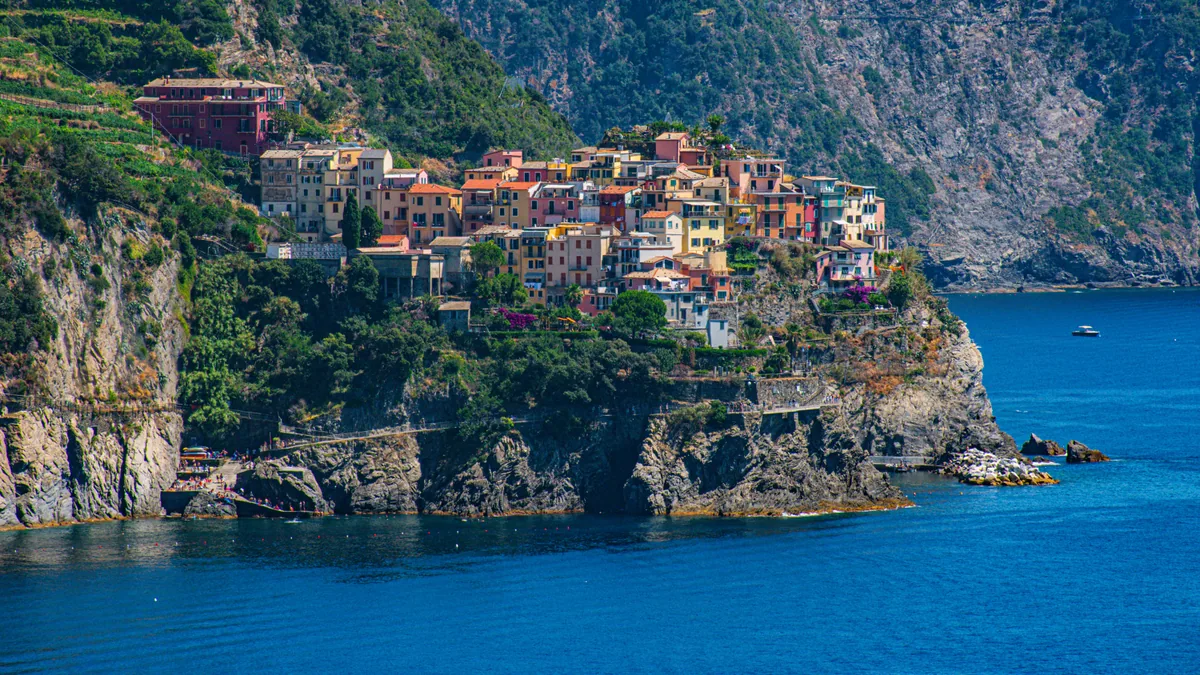 Village coloré accroché aux falaises des Cinque Terre