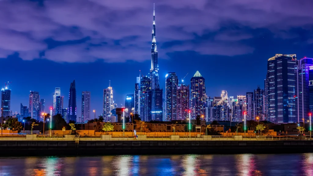 Burj Khalifa et les tours de Dubaï éclairées la nuit