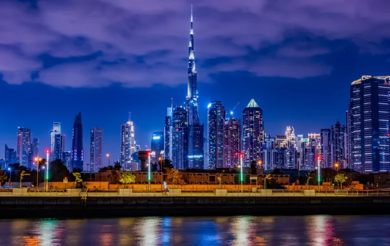 Burj Khalifa et les tours de Dubaï éclairées la nuit