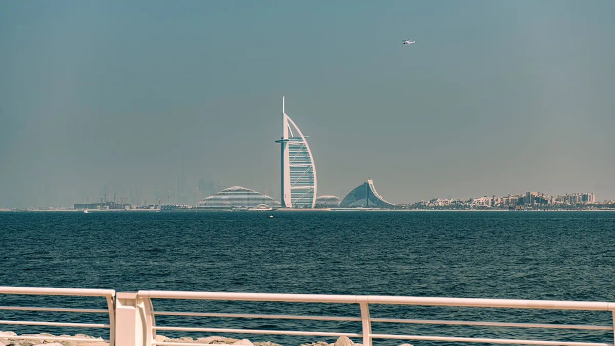 Burj Al Arab vu depuis le littoral de Dubaï