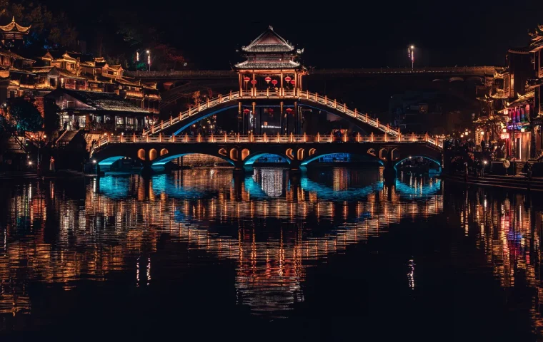 Ville ancienne chinoise illuminée au bord d'une rivière