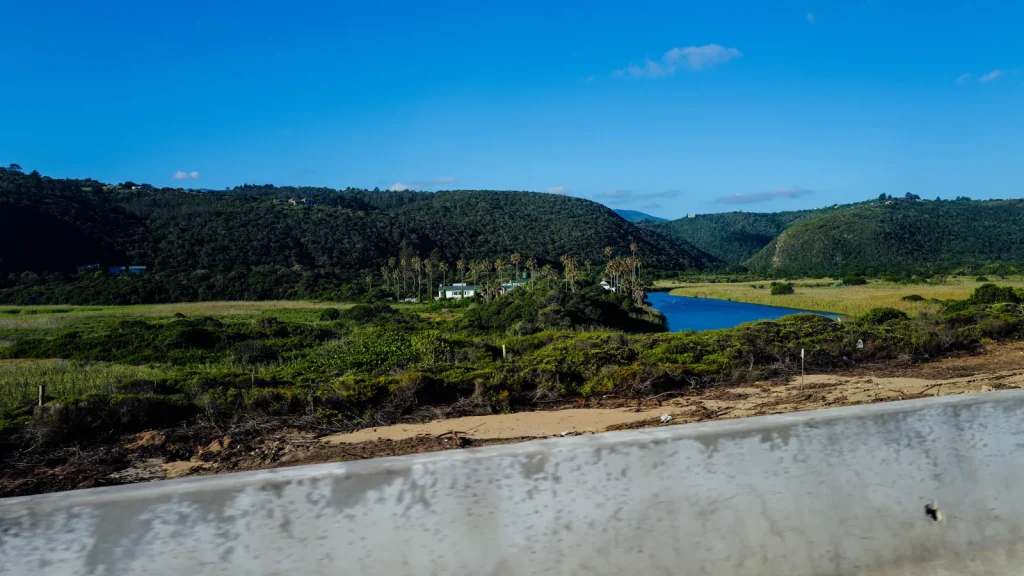 Rivière et végétation côtière le long de la Garden Route