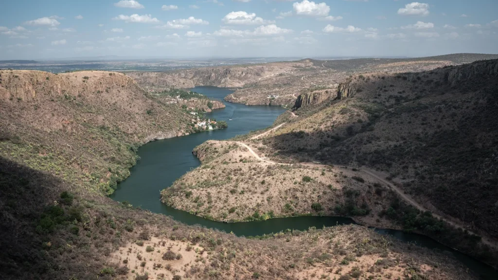 Canyon sud-africain traversé par une rivière dans un paysage de savane