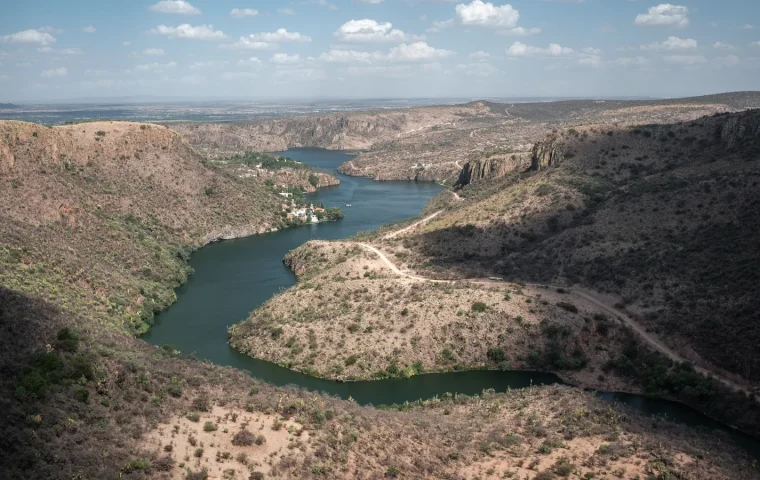 Canyon sud-africain traversé par une rivière dans un paysage de savane