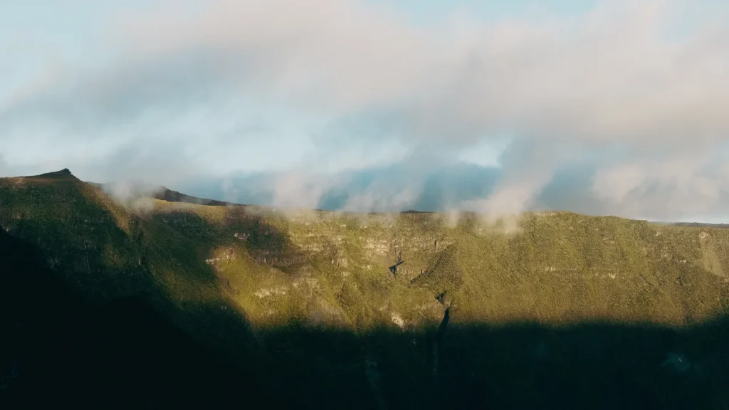 Relief volcanique de La Réunion traversé par les nuages