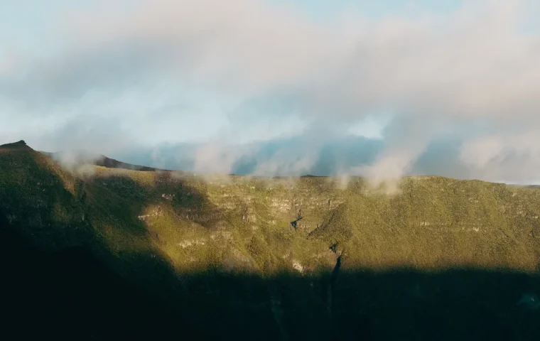 Relief volcanique de La Réunion traversé par les nuages