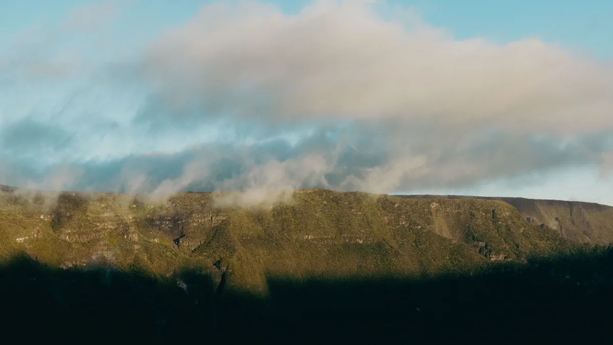 Cirque montagneux de La Réunion sous les nuages