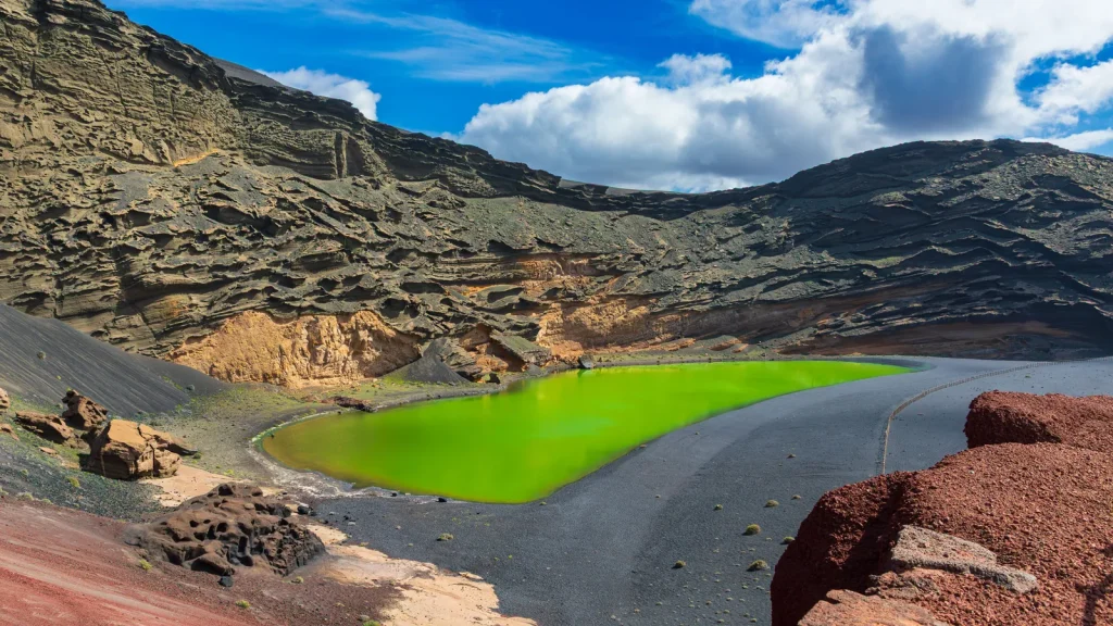 Lac vert d’El Golfo dans un cratère volcanique à Lanzarote