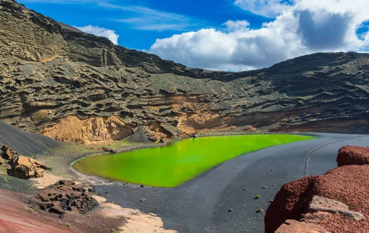 Lac vert d’El Golfo dans un cratère volcanique à Lanzarote