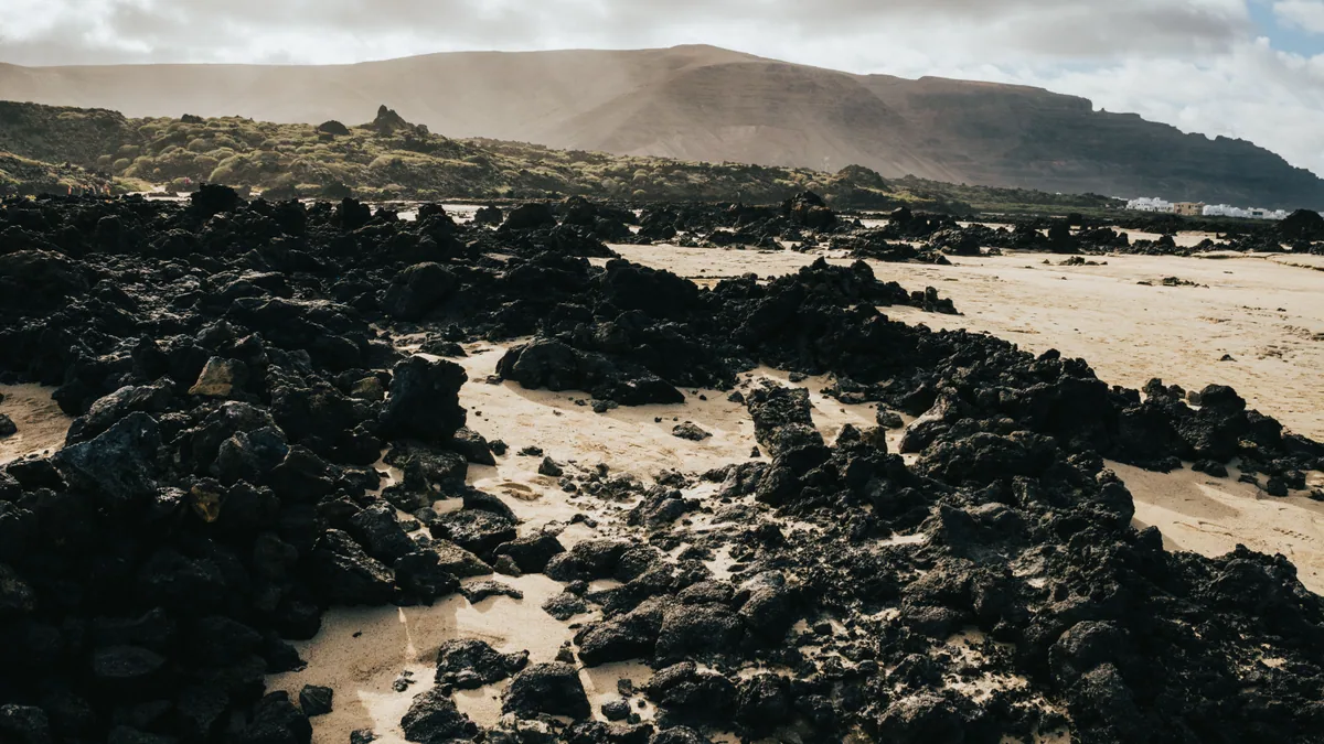 Roches volcaniques noires sur le littoral de Lanzarote