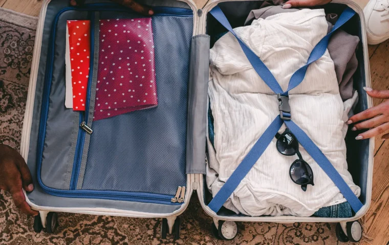 Valise ouverte avec vêtements et accessoires de voyage