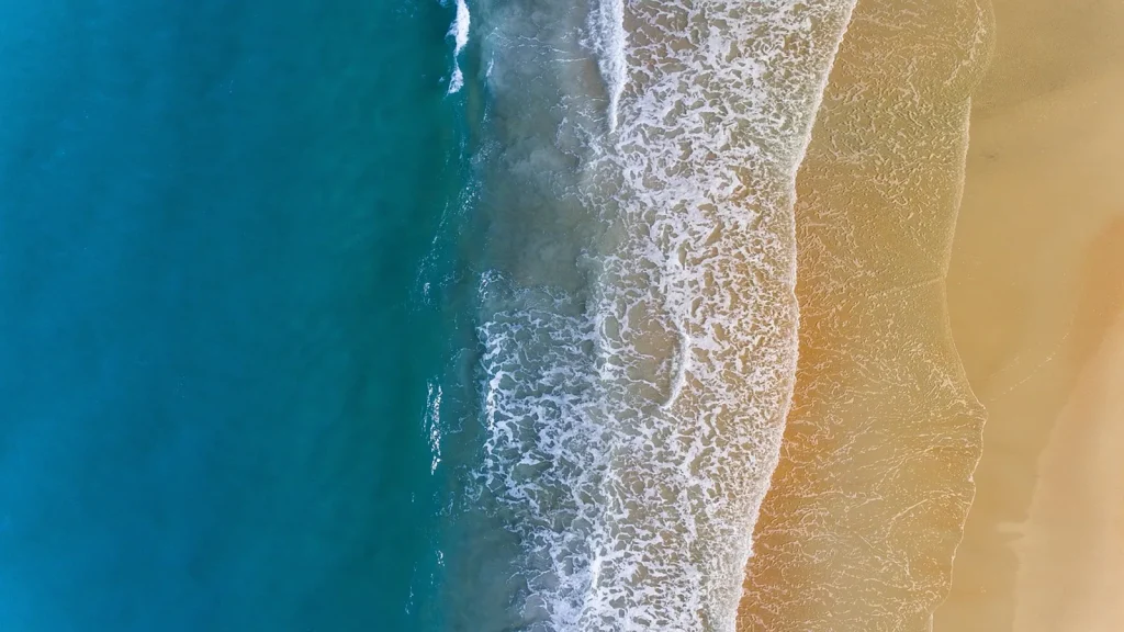 Plage tropicale et eau turquoise vues du ciel