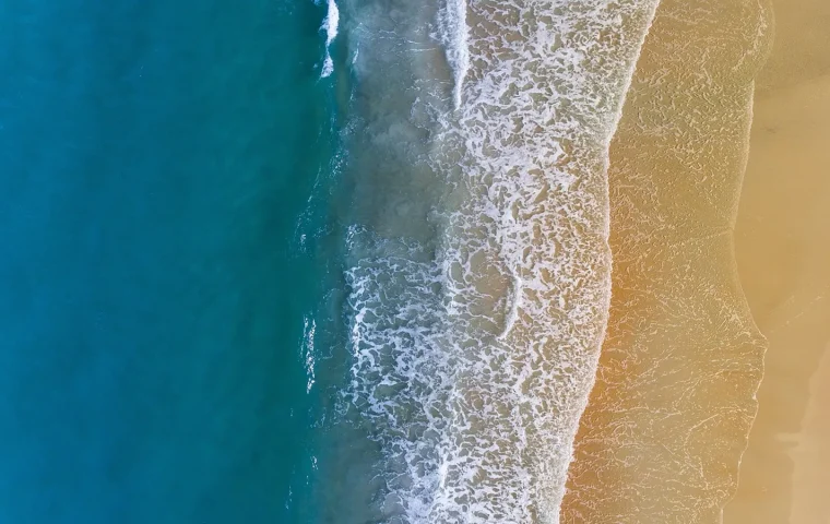Plage tropicale et eau turquoise vues du ciel