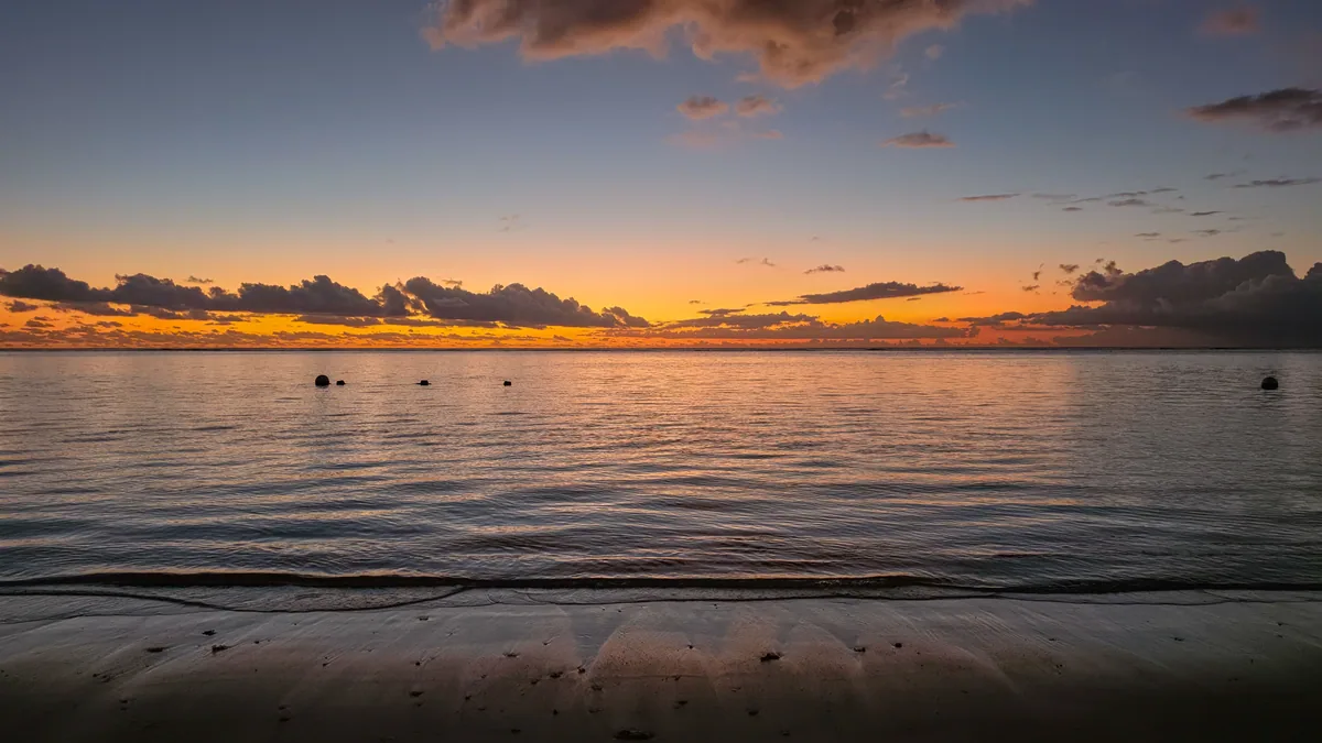 Coucher de soleil sur une plage calme de l'île Maurice