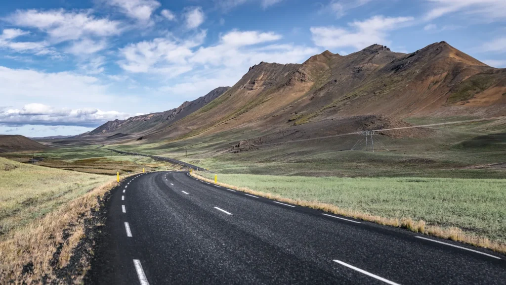 Route sinueuse traversant un paysage de montagnes