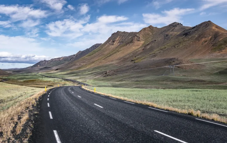 Route sinueuse traversant un paysage de montagnes