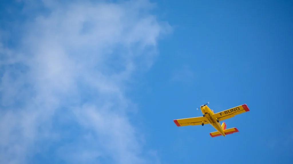 Paysage de voyage associé à prendre avion avec enfants