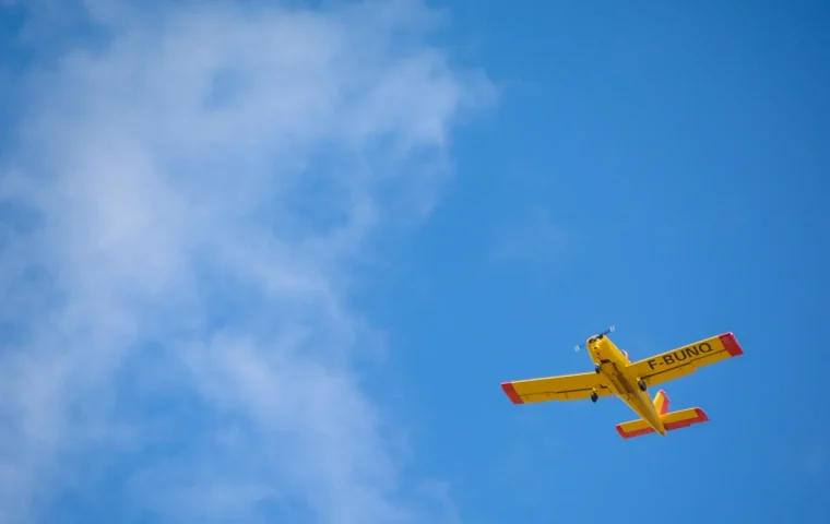 Paysage de voyage associé à prendre avion avec enfants