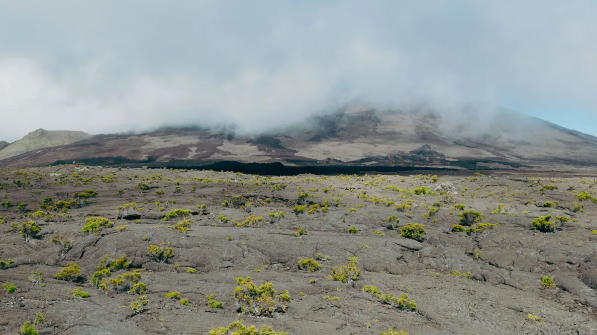 Pentes volcaniques du Piton de la Fournaise sous les nuages
