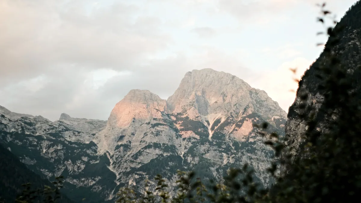 Vallée de la Soča entre route et montagnes slovènes