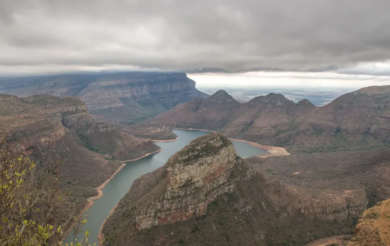 Rivière et falaises du Blyde River Canyon vues depuis les hauteurs
