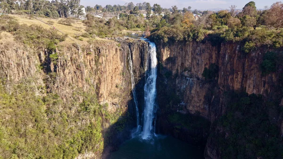 Cascade plongeant au pied de falaises en Afrique du Sud