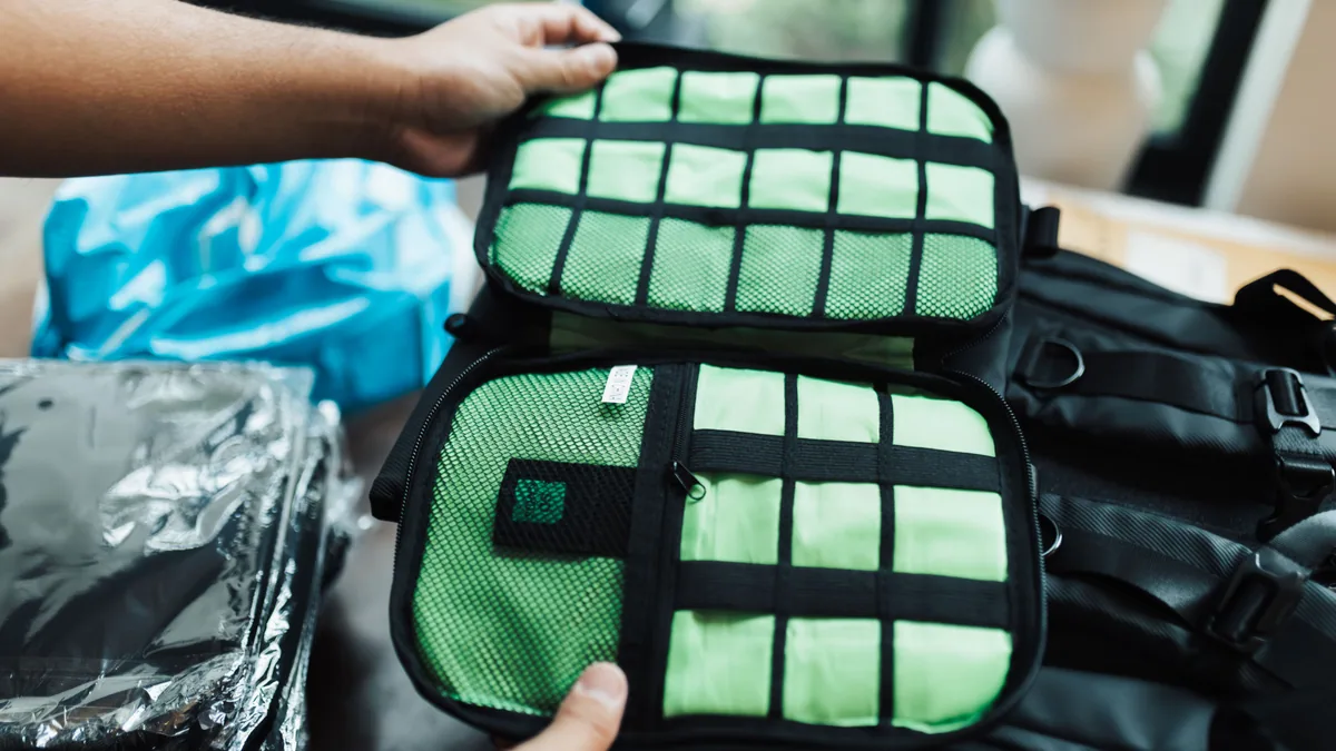 Équipement disposé autour d’un sac de voyage