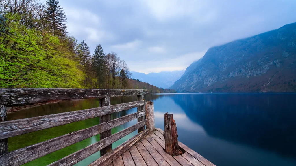 Lac de Bohinj et montagnes slovènes près d'un itinéraire en camping
