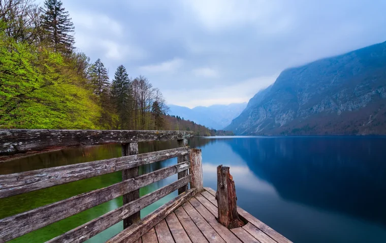 Lac de Bohinj et montagnes slovènes près d'un itinéraire en camping