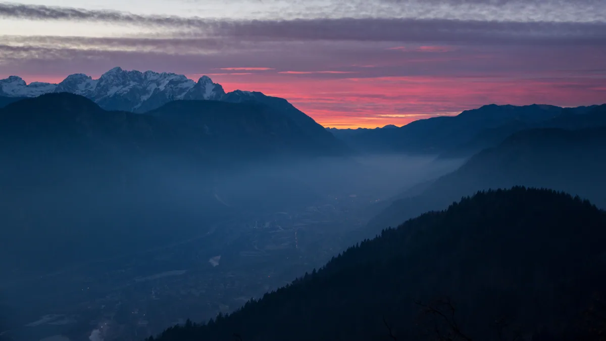 Reliefs des Alpes juliennes au coucher du soleil en Slovénie