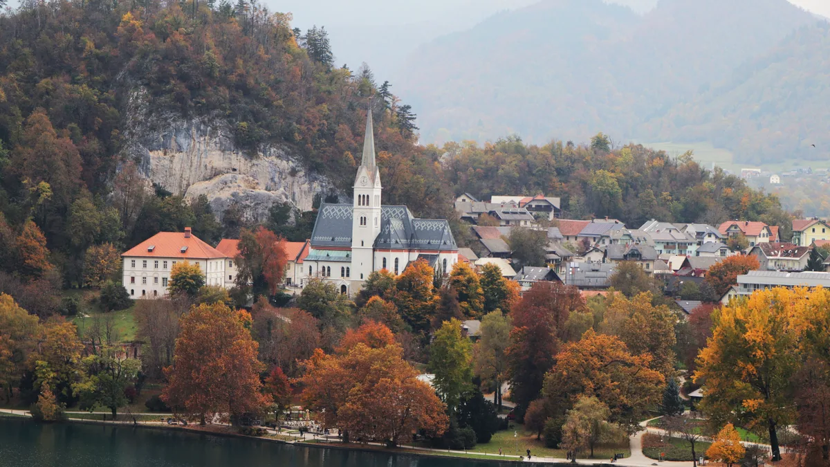 Lac de Bled et montagnes slovènes en automne