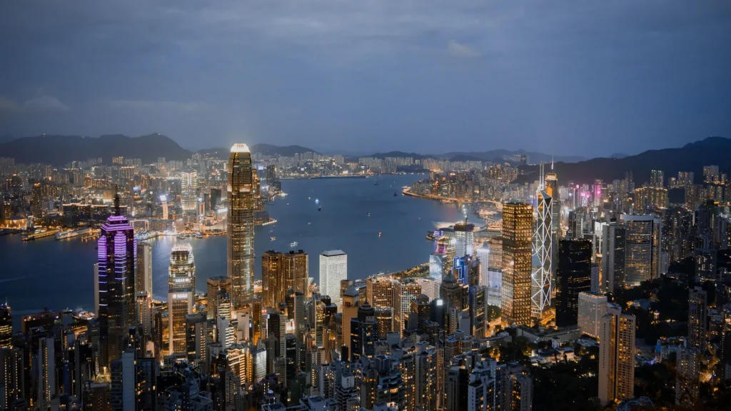 Port de Hong Kong et gratte-ciel illuminés la nuit