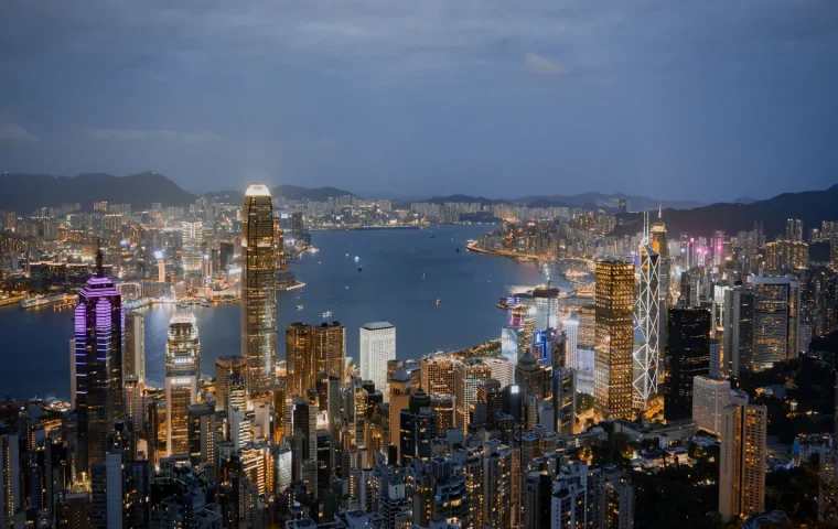 Port de Hong Kong et gratte-ciel illuminés la nuit