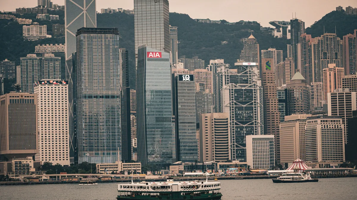 Gratte-ciel de Hong Kong au bord de Victoria Harbour