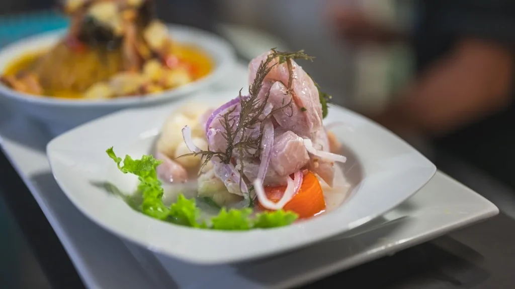 Paysage de voyage associé à véritable recette ceviche