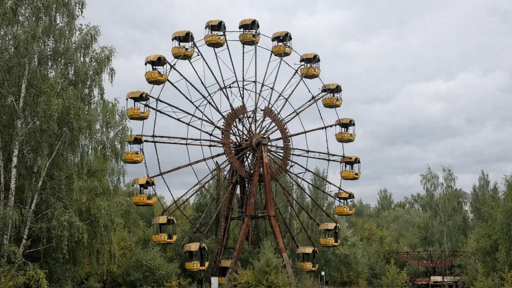 Grande roue abandonnée dans la ville de Prypjat